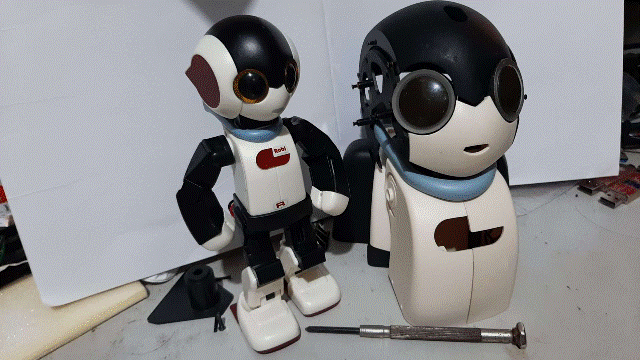 Robi2023.01.12_3_組裝回去：評估直接跳到No.60先將頭部三顆伺服馬達先安裝完成？似乎不妥_因為頸部領巾連結胸部護蓋四顆長螺絲不容易拆卸_且[頭重腳輕]不容易施作